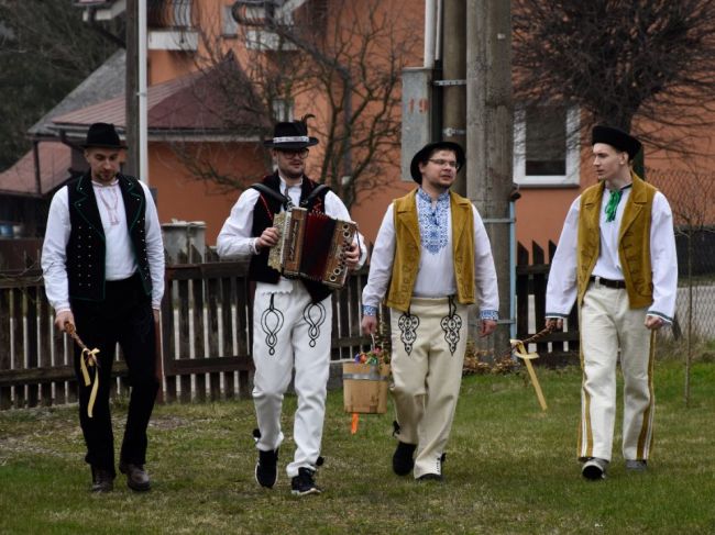 Veľkonoční kúpači z Rabče hovoria o zachovávaní tradícií, šibať prišli v krojoch