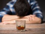 Záchranári na Veľkú noc ošetrili 74 pacientov s otravou alkoholom