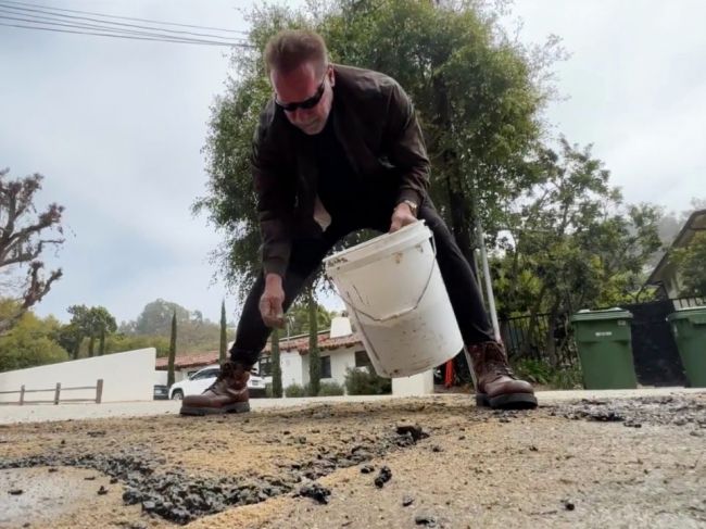 Video: Terminátor zasahuje. Schwarzenegger nečaká na opravu výtlkov, asfaltuje ich sám