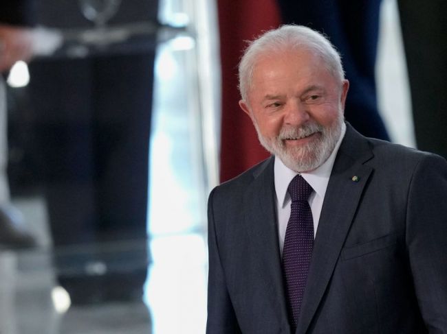 Lula da Silva pricestoval do Číny, rokovať má o Ukrajine i investíciách