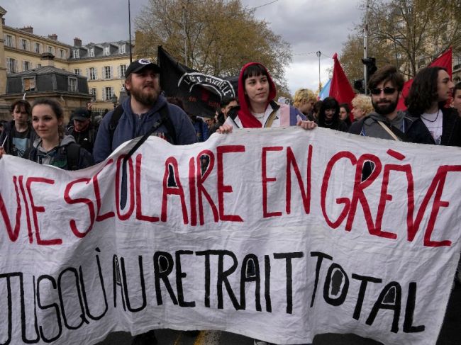 Francúzsko čaká ďalší deň protestov proti dôchodkovej reforme