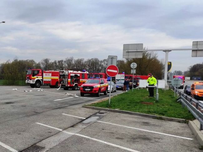 Hasiči stále zasahujú pre únik chemickej látky na diaľnici D1