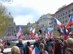 Video: V Prahe opäť protestujú tisícky ľudí proti vláde, požadujú jej odstúpenie