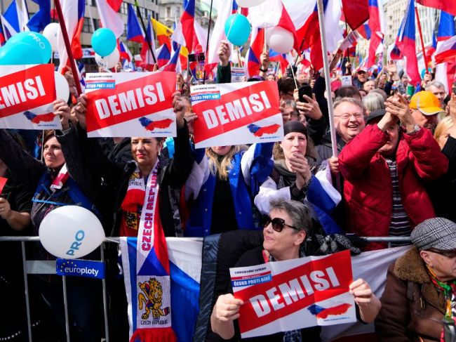 Úrad vlády v Prahe obklopili demonštranti