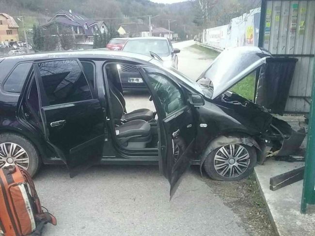 Vodič narazil s autom do autobusovej zastávky