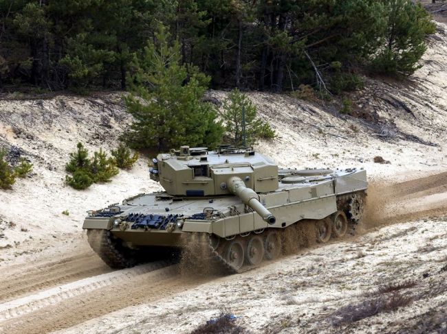 Ozbrojené sily SR si prevzali druhý z 15 tankov Leopard 2A4 od Nemecka
