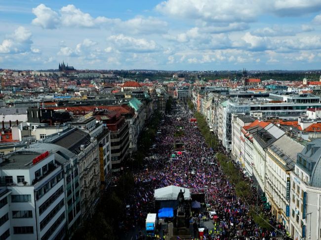 Reálne riešenia z pódia nezaznievajú, reagoval na demonštrantov Rakušan