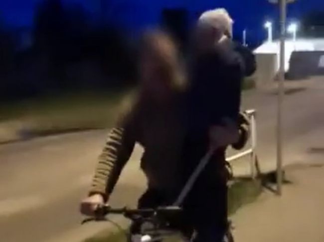 Video: Otec ohrozil svojho syna. Takto ho viezol na bicykli