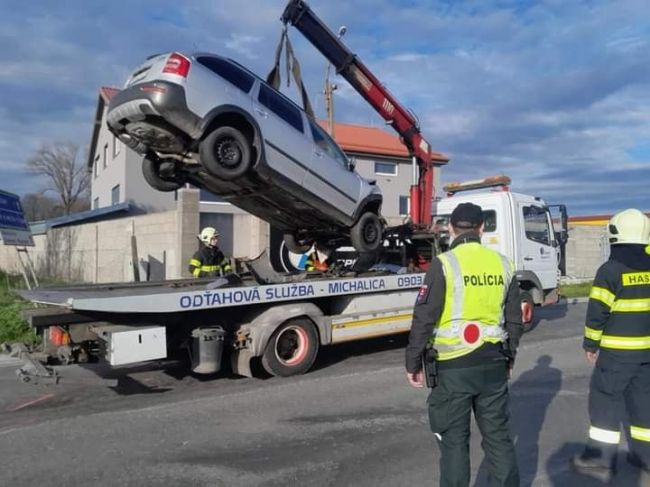 Opitá vodička narazila do dodávky a skončila v betónovom plote. Z miesta nehody chcela odísť