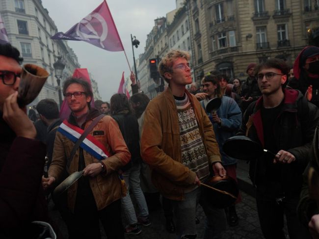 Počas protestu proti dôchodkovej reforme vykradli zlatníctvo