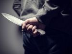 Agresívny sedemdesiatnik sa vyhrážal rodine, manželke priložil k hrdlu nôž