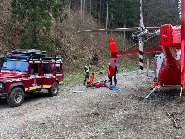 Horskí záchranári pátrali po 50-ročnom paraglajdistovi. Po zoskoku sa zachytil o strom