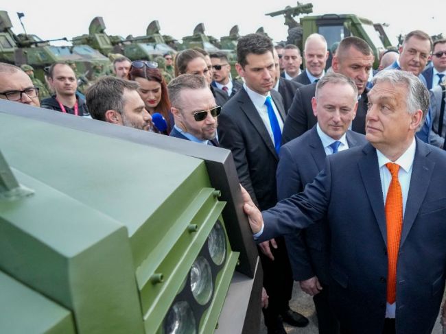 Orbán a Vučič si v Srbsku pozreli vojenskú prehliadku