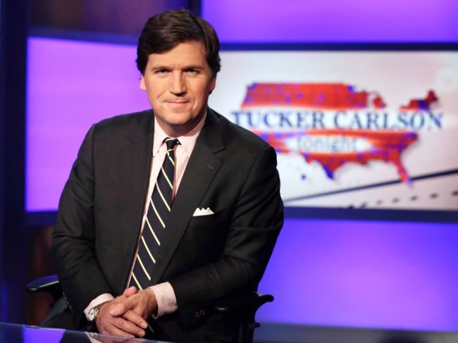 Známy moderátor Tucker Carlson opúšťa televíznu stanicu Fox News