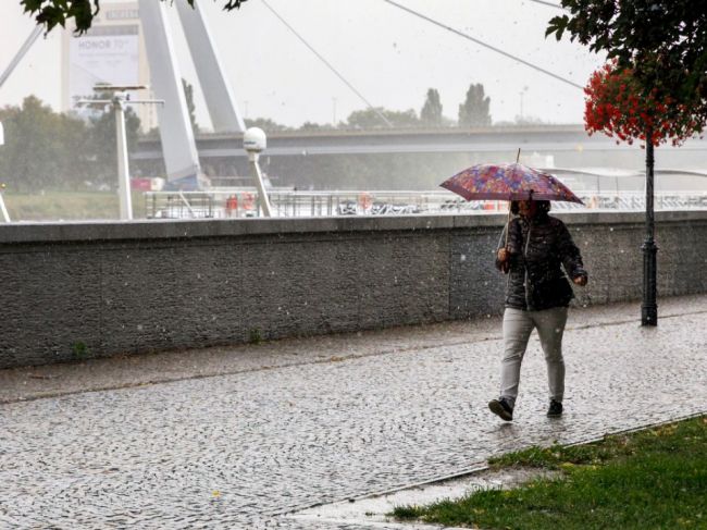 SHMÚ vydal pre najbližšie hodiny niekoľko výstrah, k dažďu sa pridali ďalšie hrozby