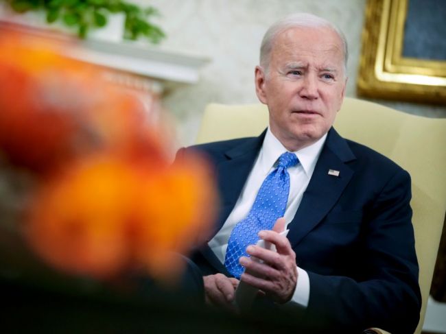 Podľa amerických voličov by nemal na prezidenta kandidovať ani Biden, ani Trump