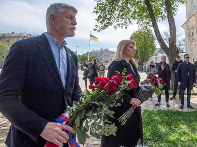 Čaputová a Pavel položili kvety k pamätníku československej légie