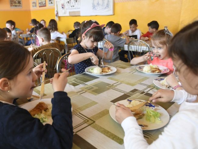Obedy zadarmo by mohli mať aj žiaci na osemročných gymnáziách