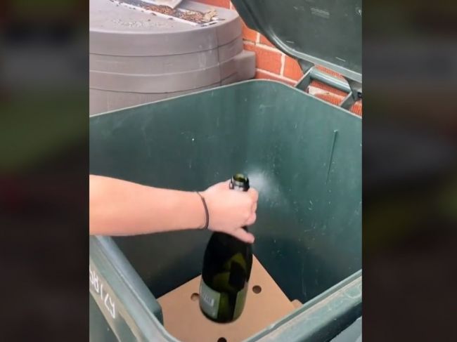Video: Ako poliať kvety bez toho, aby ste pohli prstom? Skvelý trik ocenia najmä dovolenkári