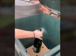 Video: Ako poliať kvety bez toho, aby ste pohli prstom? Skvelý trik ocenia najmä dovolenkári