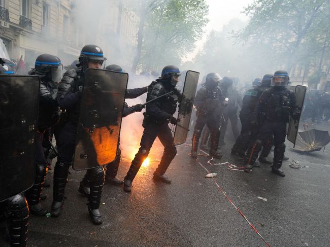 Desaťtisíce Francúzov na 1. mája opäť protestovali proti dôchodkovej reforme