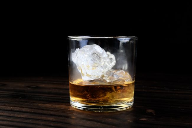 Whisky s ľadom alebo vodou? Výskum ukázal, ako by ste mali piť tento nápoj