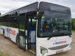 Opitý vodič šoféroval medzimestský autobus. Počas jazdy zachytil dopravné značenie