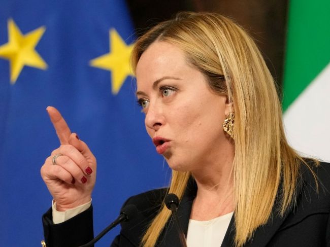 Meloniová nie je schopná vyriešiť problémy s migráciou, tvrdí francúzsky minister