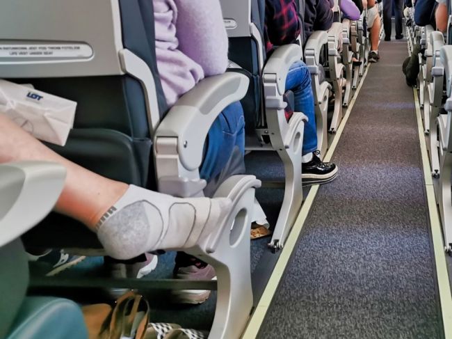 Toto je dôvod, prečo by ste si nemali v lietadle vyzúvať topánky