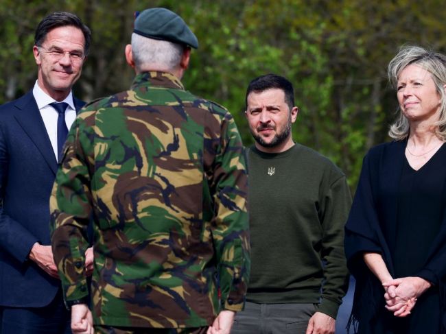 Zelenskyj navštívil v Holandsku zranených ukrajinských vojakov