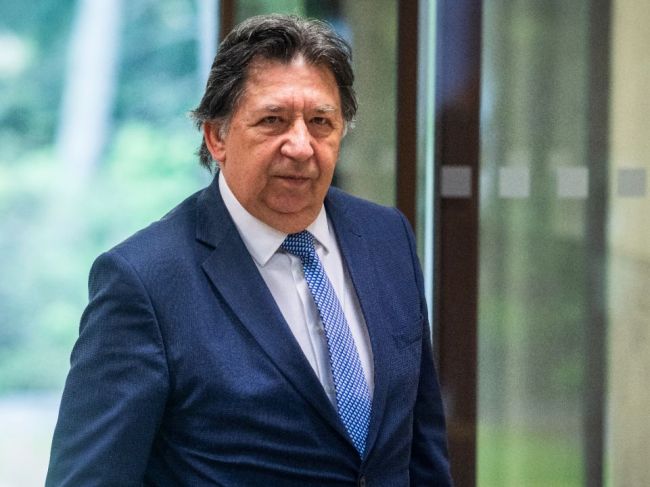 KDH a SNS žiadajú odchod Budaja z funkcie