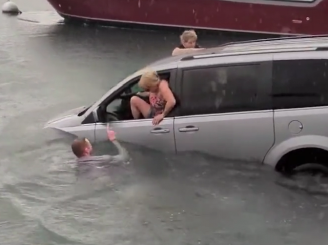 Video: Turisti nasledovali GPS a vošli s autom priamo do vody 