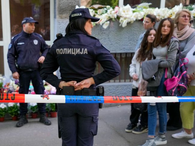 Srbský súd nariadil väzbu pre otca 13-ročného strelca zo základnej školy