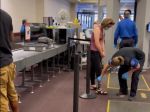 Video: Žena prišla na letisko s protézou nohy. Takto prebiehala kontrola