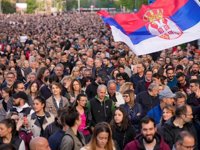 Po masových streľbách sa v Belehrade zhromaždili tisíce ľudí