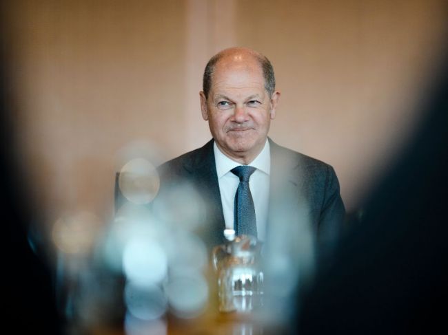 Scholz: EÚ sa nesmie nechať zastrašiť Putinovou demonštráciou sily v Moskve