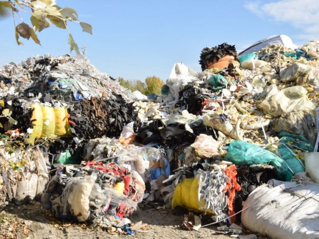 Slovák mal z Talianska na Slovensko doviezť tisíce ton odpadu, hrozí mu väzenie