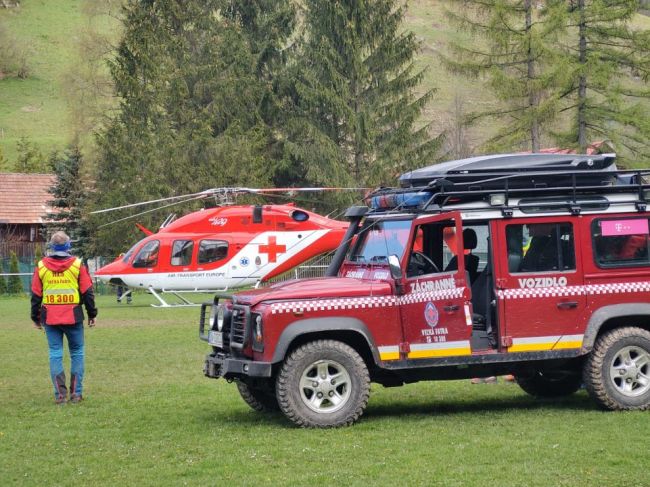 Strom zavalil lesného robotníka, museli zasahovať horskí záchranári aj vrtuľník