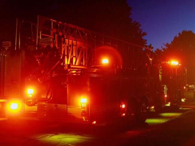 Požiar rodinného domu: Jednu osobu museli transportovať zo strechy
