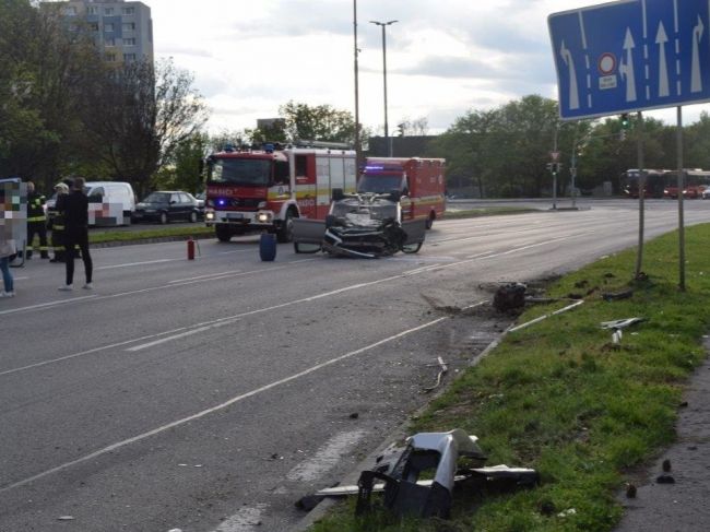 Polícia hľadá svedkov nehody, pri ktorej vodič poškodil 12 vozidiel