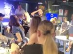 Dnes treba vypiť bar. Smer zverejnil video z Dubaja, hovorí o škandalóznom správaní Sulíka