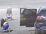 Video: Kočík s chlapčekom vyštartoval priamo na diaľnicu, prateta sa pri záchrane potkla