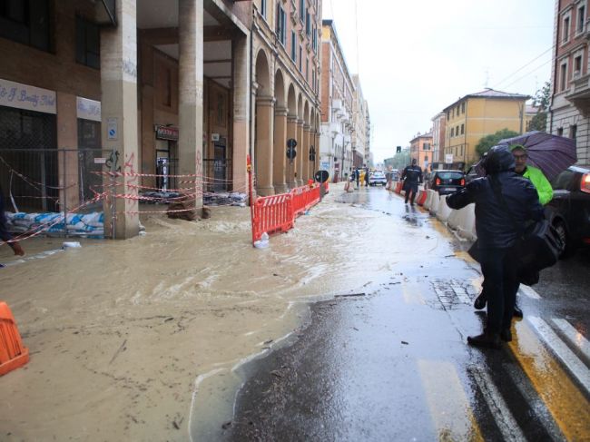 Rozvodnené rieky na severe Talianska si vyžiadali 3 obete, tisíce ľudí evakuovali