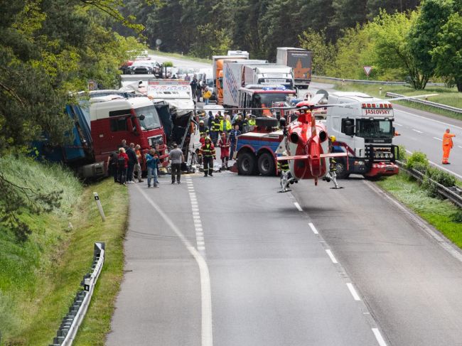 13 zranených z nehody autobusu na diaľnici D2 previezli do nemocnice v Miškovci 