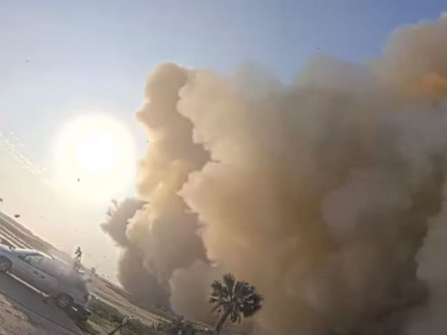 Video: Nadšenci sa dostali príliš blízko k štartovacej ploche SpaceX. Toto sa im stalo s autom