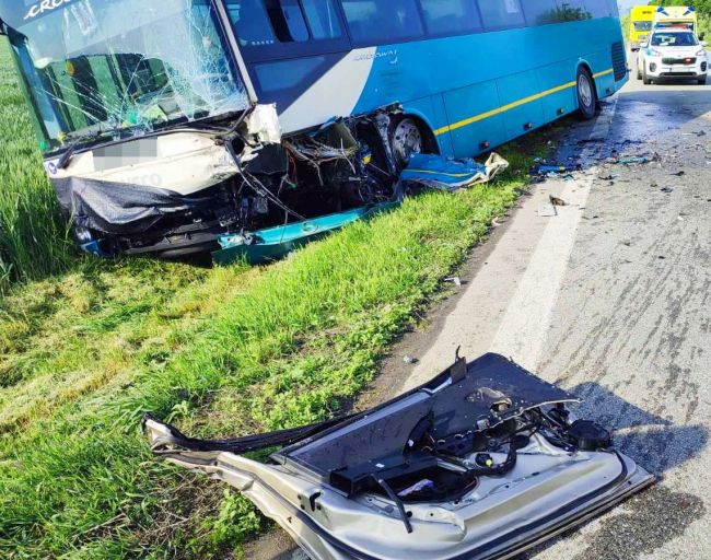 Tragická nehoda autobusu a auta: Zahynul jeden človek, viacero detí je zranených