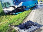 Tragická nehoda autobusu a auta: Zahynul jeden človek, viacero detí je zranených