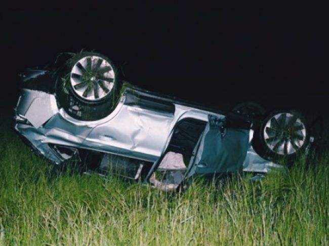 Vodič pod vplyvom drog a alkoholu havaroval, auto vyletelo do poľa 