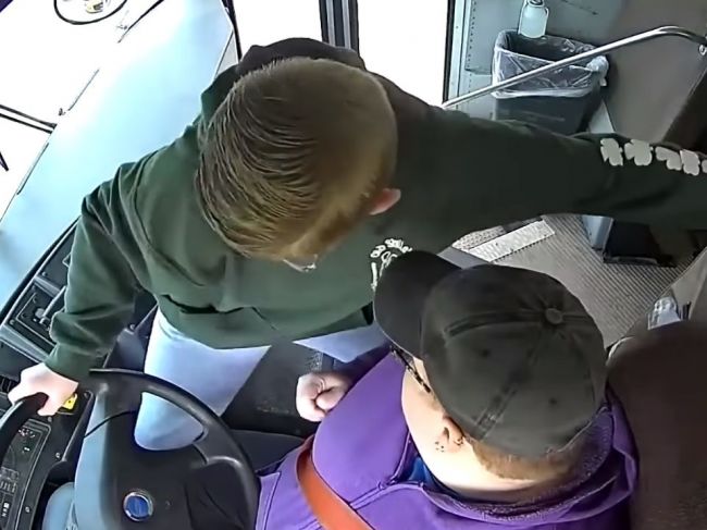 Video: Autobus plný detí v ohrození. Vodička omdlela, situáciu zachraňoval 13-ročný chlapec