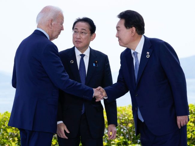 Biden pozval lídrov Japonska a Južnej Kórey na rokovania do USA